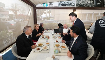 CHP’li Gökan Zeybek’ten İzmit Kent Lokantasına ziyaret