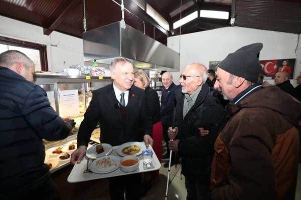 CHP’li Gökan Zeybek’ten İzmit Kent Lokantasına ziyaret