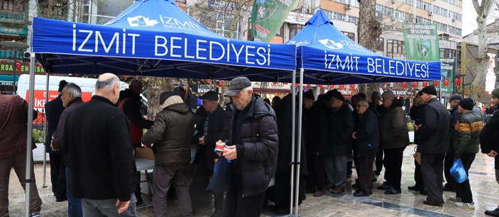 İzmit Belediyesinden Berat Kandilinde helva ikramı