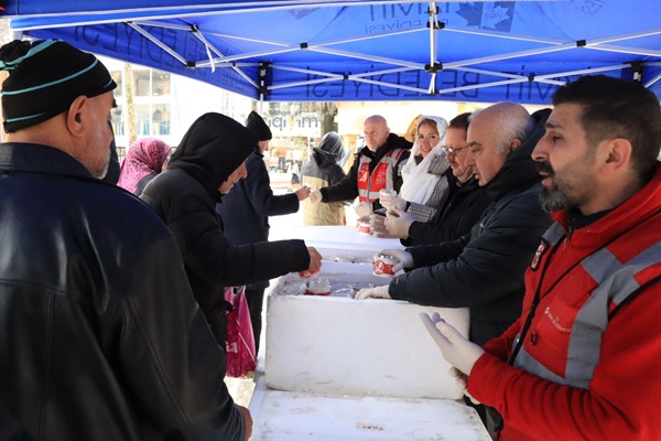 İzmit Belediyesinden Berat Kandilinde helva ikramı