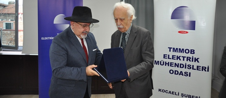 Dr. Necmi Özdemir Yetkin Saner'e plaketini takdim etti