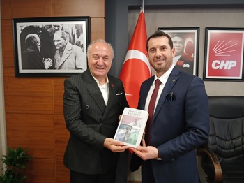 Arcan Atılgana kitap hediye etti