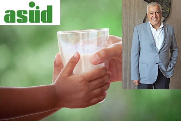 Harun Çallı, ASÜD Yönetim Kurulu Başkanı,Woman hand giving glass of milk to child in vintage color tone
