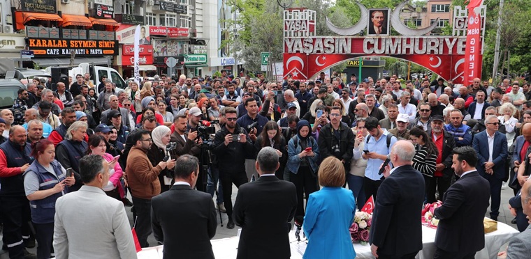 İzmit’te emek kazandı - Toplu İş Sözleşmesi imza masası işçileri selamladılar