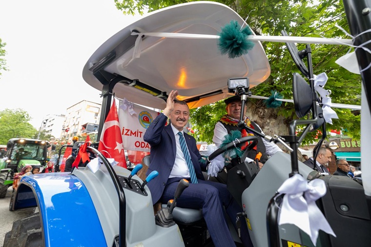 Tahir Büyükakın Çiftçiler Gününü Traktör Üstünde kutladı