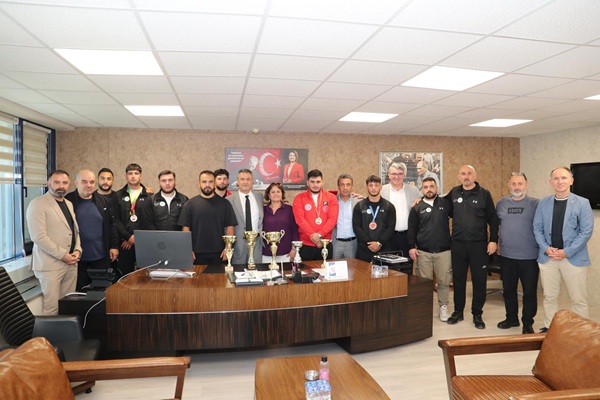 İzmit Belediyesporlu Güreşçilerden Çifte Başarı