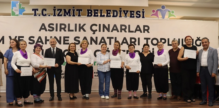 İzmit’in Asırlık Çınarları Yıl Sonu Gösterisinde Göz Doldurdu