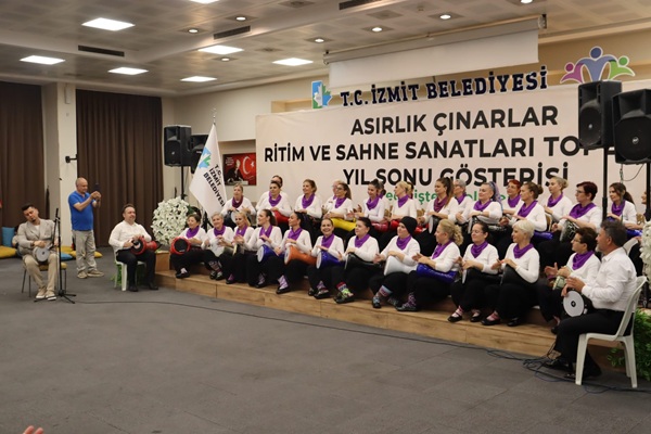 İzmit’in Asırlık Çınarları Yıl Sonu Gösterisinde Göz Doldurdu