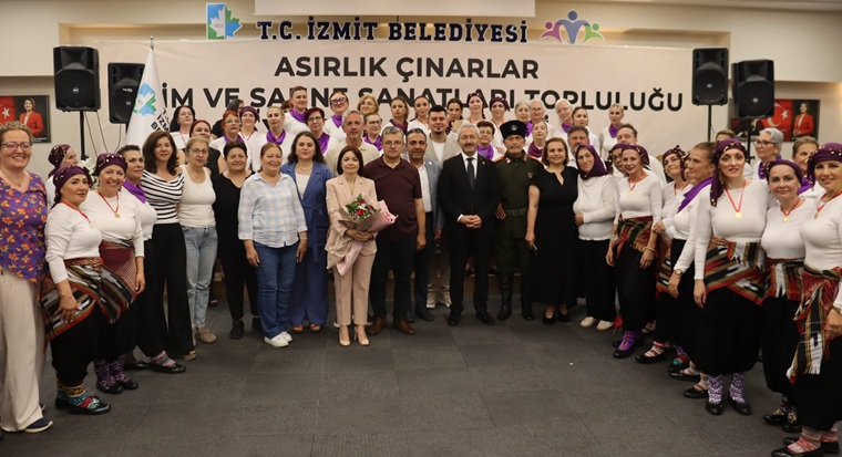 İzmit’in Asırlık Çınarları Yıl Sonu Gösterisinde Göz Doldurdu