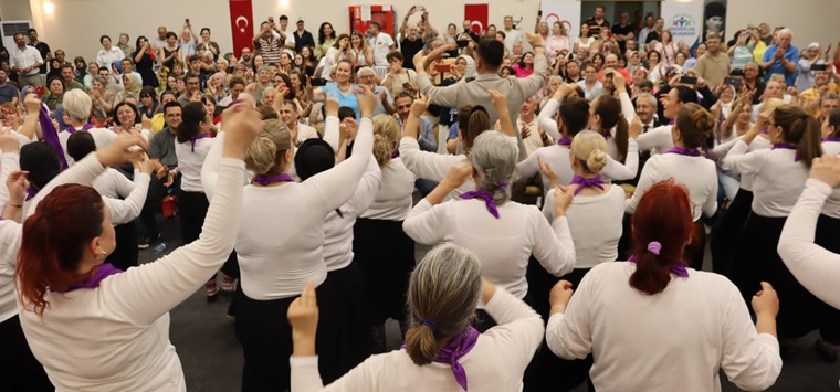 İzmit’in Asırlık Çınarları Yıl Sonu Gösterisinde Göz Doldurdu