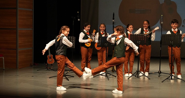 Konservatuvar Öğrencileri hem çaldı hem oynadı