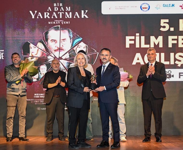 Vali Aktaş 5. Kocaeli Film Festivali Açılış Galasına Katıldı - Serpil Tamur’a Yaşam Boyu Onur Ödülünü Vali Aktaş verdi