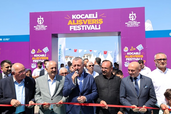 Büyükakın 4.Gebze Alışveriş Festivali kurdelesini kesti