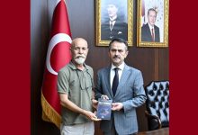 Gazeteci Erol Polat “Deli Osman” adlı Romanını Vali İlhami Aktaş’a hediye etti