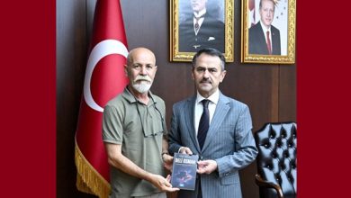 Gazeteci Erol Polat “Deli Osman” adlı Romanını Vali İlhami Aktaş’a hediye etti