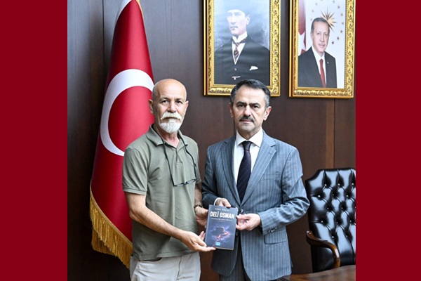 Gazeteci Erol Polat “Deli Osman” adlı Romanını Vali İlhami Aktaş’a hediye etti
