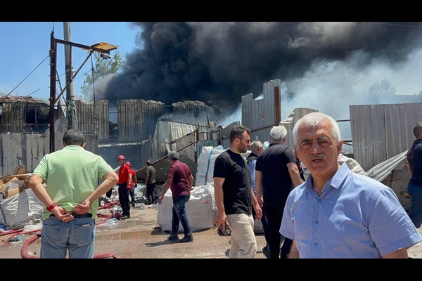 Gergerlioğlu, Derince’de yangın çıkan boya fabrikasına anında gitti