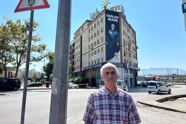 Gergerlioğlu, NATO’yu AK Parti Kocaeli İl Başkanlığı önünde protesto etti!