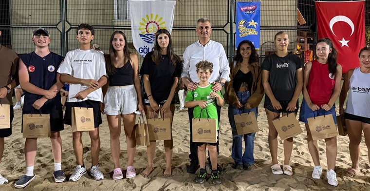 Gölcük’te Plaj Voleybolu Turnuvası Çekişmeli Müsabakalar ile Tamamlandı