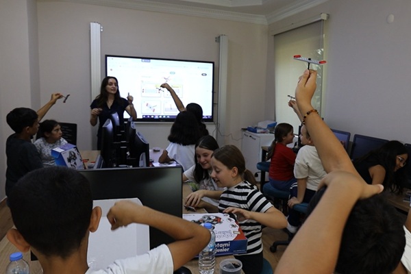 İzmit Belediyesi Robotik Kodlama ve Yazılım Evi’nde eğitimler başladı