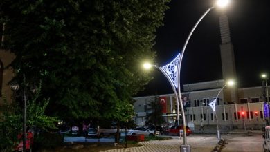 İzmit Belediyesinden Cevdet Hoca Caddesine modern kaldırım ve aydınlatma