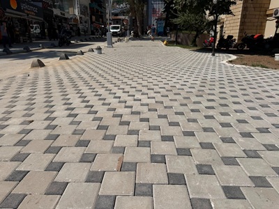 İzmit Belediyesinden Cevdet Hoca Caddesine modern kaldırım ve aydınlatma