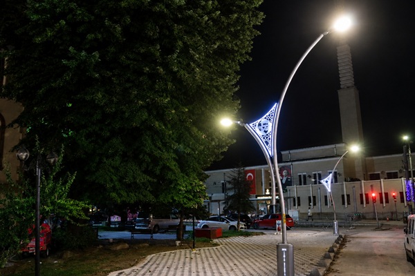 İzmit Belediyesinden Cevdet Hoca Caddesine modern kaldırım ve aydınlatma