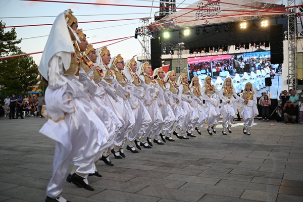 Kartepe'de Balkan Kültürü Coşkusu Yaşandı