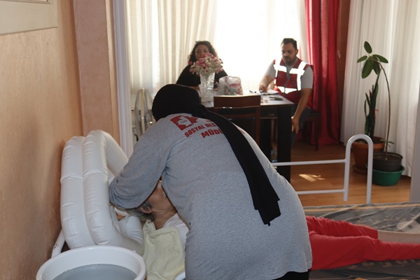 İzmit Belediyesi Evde Bakım Hizmetine Kesintisiz devam ediyor