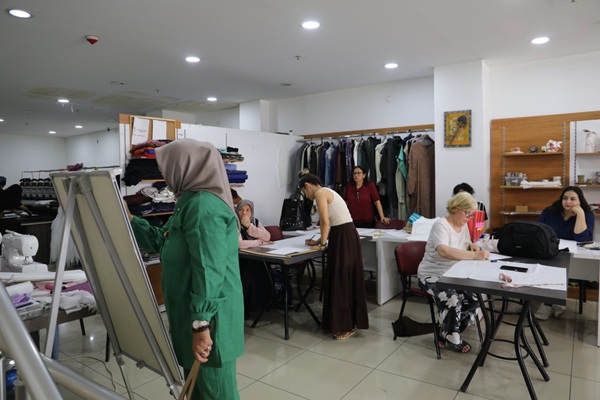 İzmit’te kadınlar yaz tatilini dikiş kursunda değerlendiriyor