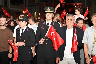 Kartepe’de 30 Ağustos Coşkusu Fener Alayıyla Taçlandı