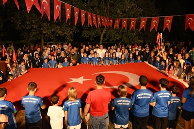 Kartepe’de 30 Ağustos Coşkusu Fener Alayıyla Taçlandı