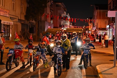 Kartepe’de 30 Ağustos Coşkusu Fener Alayıyla Taçlandı