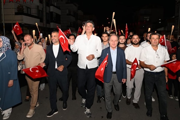 Kartepe’de 30 Ağustos Coşkusu Fener Alayıyla Taçlandı