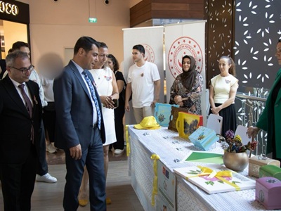 'Sarı Şapkalı Çocuk' Resim ve El Emeği Sergisi Açıldı
