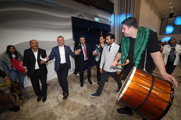 Başkan Büyükakın Vanlıların halayına katıldı: “Biz birlikte Türkiye’yiz”