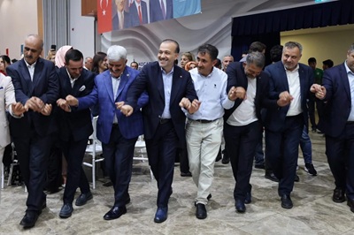 Başkan Büyükakın Vanlıların halayına katıldı “Biz birlikte Türkiye’yiz”