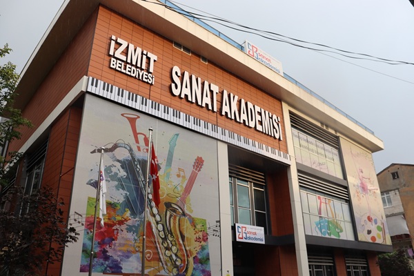 İzmit Belediyesi Sanat Akademisi’nde müzik ve koro başvuruları sürüyor