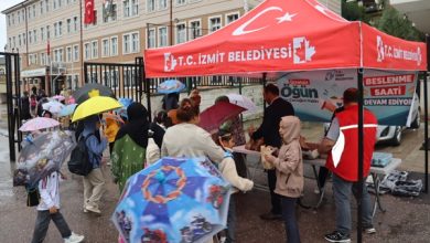 İzmit Belediyesinden öğrencilere pizza ve ayran ikramı