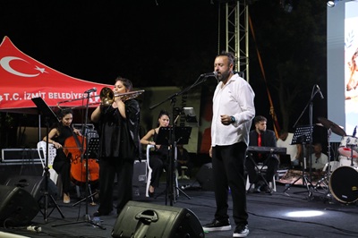 Lütfü Obuz stantları gezdi, gençlerle sohbet etti