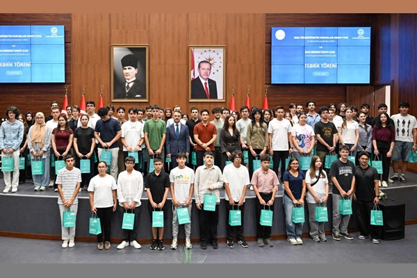 YKS ve LGS’de Dereceye Giren Öğrenciler Ödüllerini Vali Aktaş'tan Aldılar