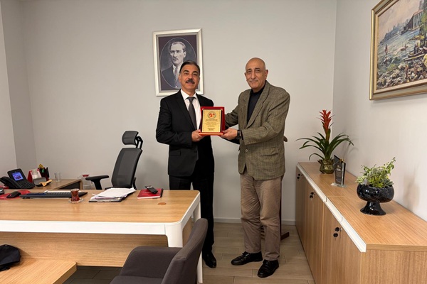 Azerbaycan Kültür Derneği’nden Ziraat Bankası Körfez Şube Müdürü Abdulkadim Sevilmiş’e Teşekkür Plaketi