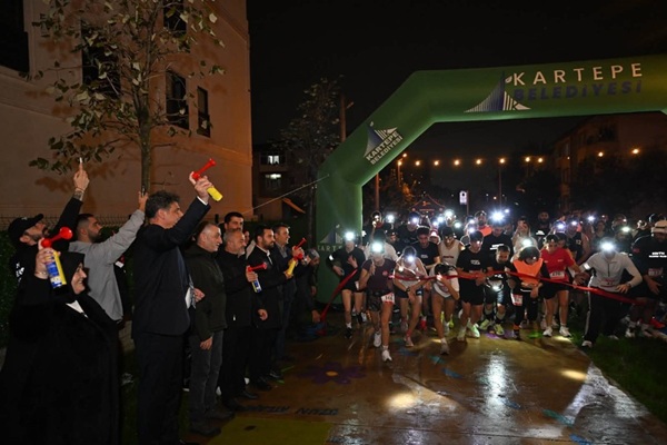Kartepe’de Cumhuriyet Coşkusu Gece Koşusuyla Zirveye Taşındı