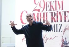 Sunay Akın “Cumhuriyete Giden Yol” gösterisiyle İzmitlilerle buluştu
