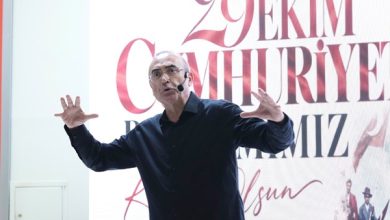 Sunay Akın “Cumhuriyete Giden Yol” gösterisiyle İzmitlilerle buluştu