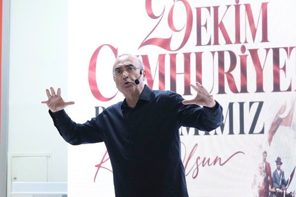 Sunay Akın “Cumhuriyete Giden Yol” gösterisiyle İzmitlilerle buluştu