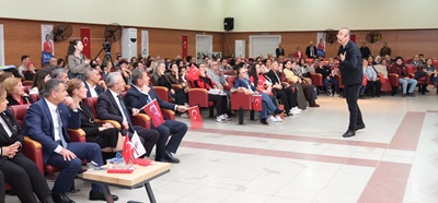 Sunay Akın “Cumhuriyete Giden Yol” gösterisiyle İzmitlilerle buluştu