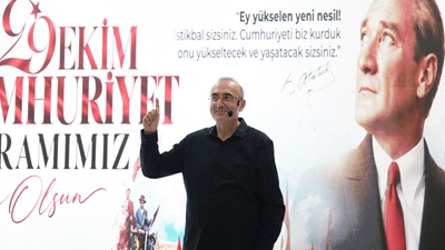 Sunay Akın “Cumhuriyete Giden Yol” gösterisiyle İzmitlilerle buluştu
